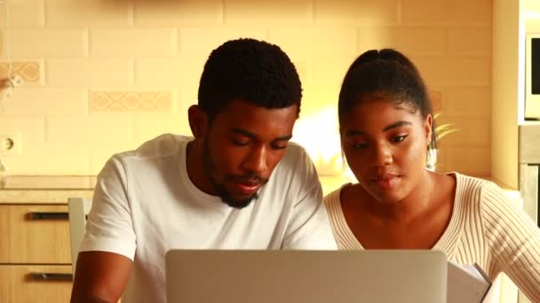 Стрессовая Африканская Американская Пара Выглядит Расстроенной После Получения Плохих Новостей — стоковое видео
