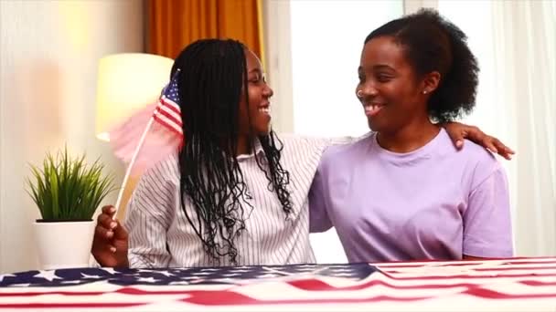 2人の幸せなアフリカ系アメリカ人の妹が居心地の良いアパートでウサ独立記念日を祝う — ストック動画