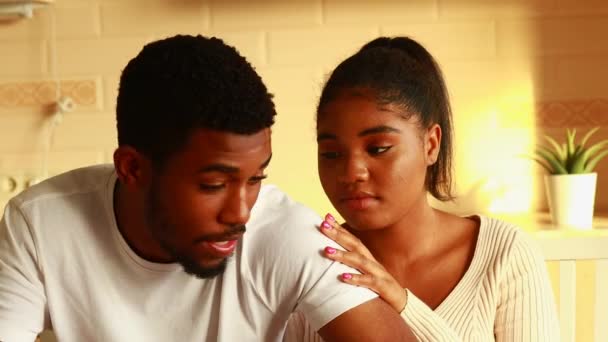 紧张的非洲裔美国夫妇听了家人的坏消息 看起来很沮丧 — 图库视频影像