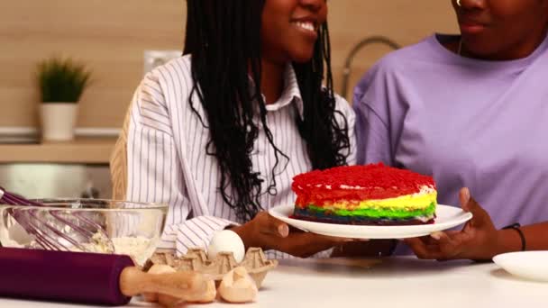 Happy Mencintai Pasangan Seks Yang Sama Sedang Mempersiapkan Kue Dapur — Stok Video