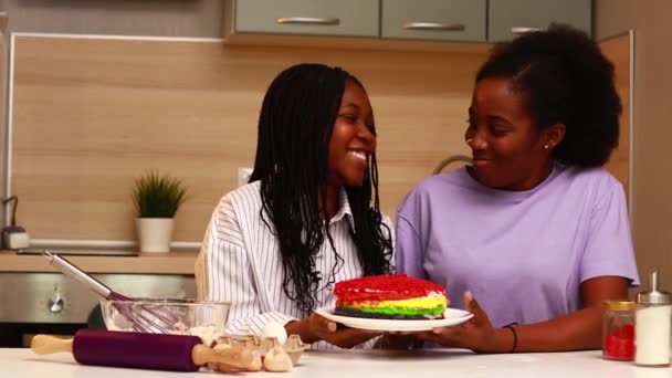 Lycklig Afrikansk Amerikansk Par Kär Gör Regnbåge Tårta Hemma — Stockvideo