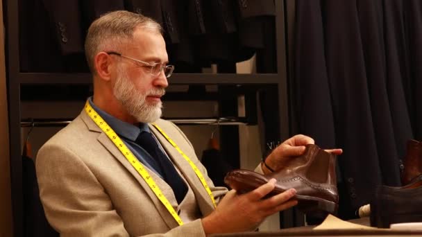 Starší Dobře Vypadající Muž Šedými Vousy Nosit Pěkný Oblek Atelier — Stock video