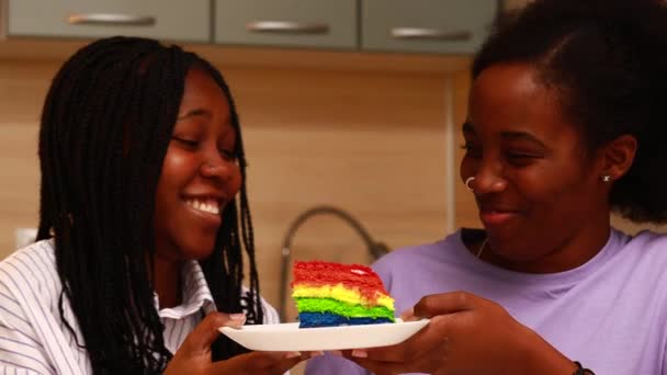 Многоэтнические Милые Однополые Любовники Кормят Друг Друга Кусочком Радужного Торта — стоковое видео