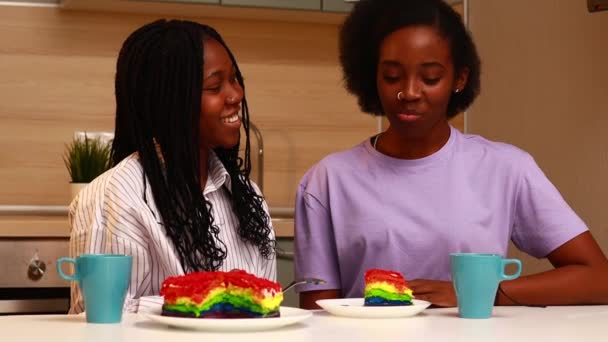 Schöne Frau Füttert Ihre Frau Mit Regenbogenfarbener Torte Und Feiert — Stockvideo