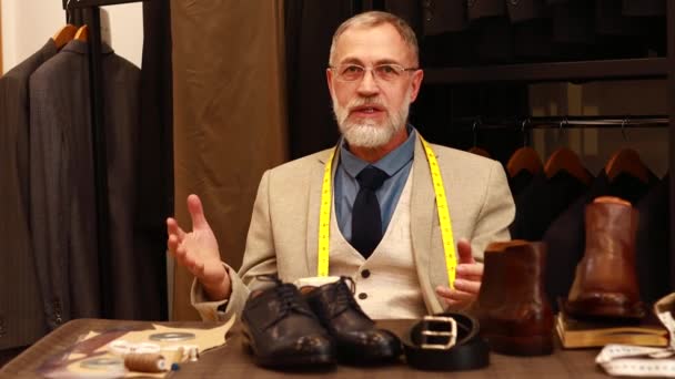 Ώριμος Επιχειρηματίας Που Παρουσιάζει Τον Καλύτερο Τύπο Κομψών Παπουτσιών Που — Αρχείο Βίντεο