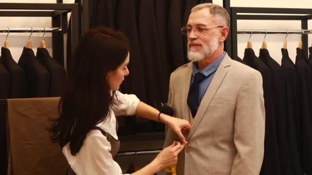 Yaşlı Bir Adam Için Özel Dikim Elbise Deneyen Profesyonel Bir — Stok video