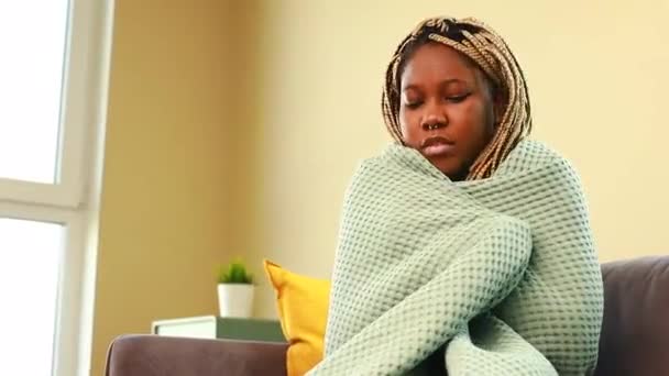 Афроженщина Завернутая Голубое Одеяло Пьющая Горячий Чай Гостиной — стоковое видео
