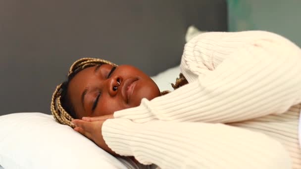 Femeia Afro Americană Ține Ochii Închiși Timp Doarme Dormitor — Videoclip de stoc