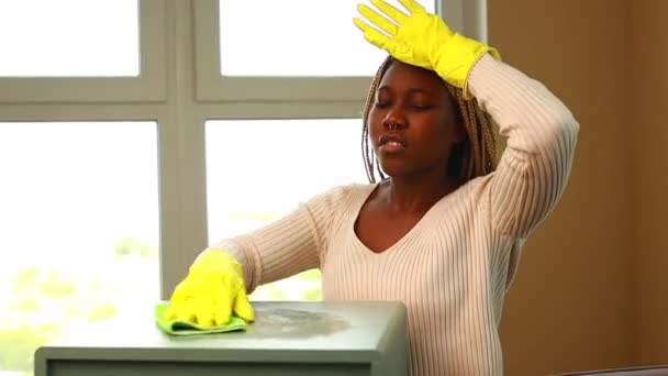 Cansado Jovem Latino Americano Mulher Luvas Proteção Limpeza Casa — Vídeo de Stock