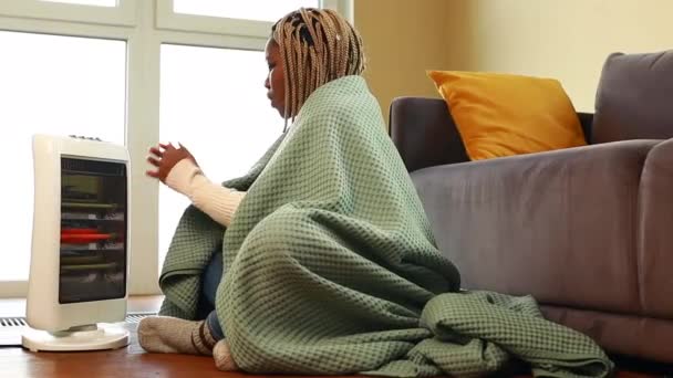 Latynoska Amerykańska Kobieta Ogrzewa Ręce Zimnym Pomieszczeniu Ogrzewaczem — Wideo stockowe