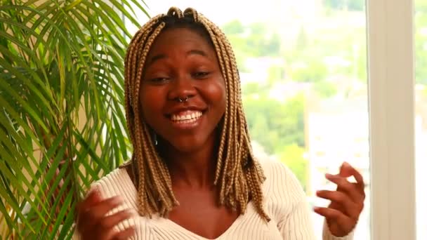 Afroamericana Mujer Teniendo Agradable Conversación Por Móvil Con Amigo — Vídeos de Stock