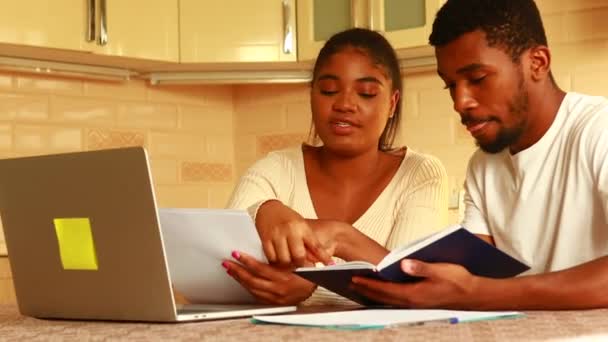 Afrikaans Amerikaans Paar Beheren Financiën Bank Met Behulp Van Laptop — Stockvideo