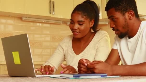 Bilgisayarlı Eğitimli Genç Çift Evde Mutfakta Online Olarak Oturuyor — Stok video