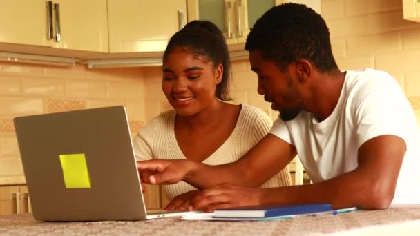 Paar Studenten Zitten Aan Kinchen Wint Laptop Praten — Stockvideo