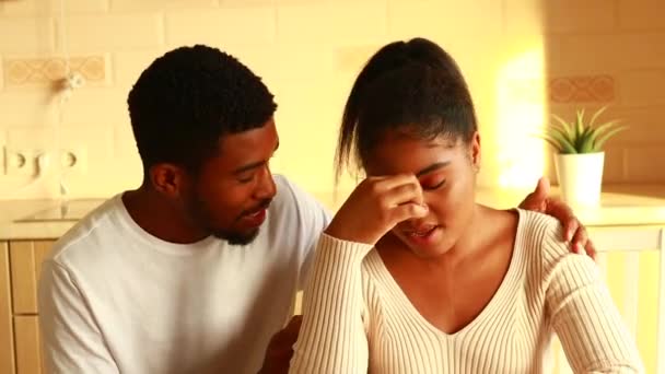 Gestresst Afrikaans Amerikaans Paar Zoek Gefrustreerd Het Krijgen Van Een — Stockvideo