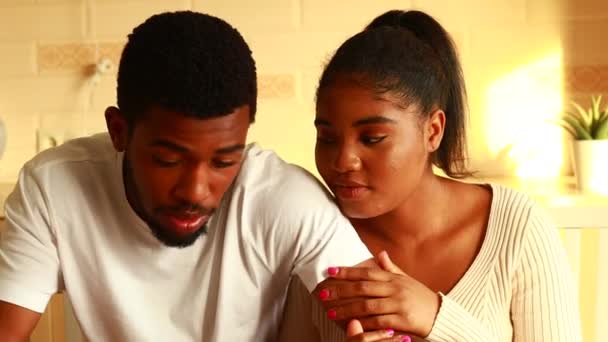 ストレスを受けたアフリカ系アメリカ人の夫婦は家族から悪い知らせを受けた後 — ストック動画