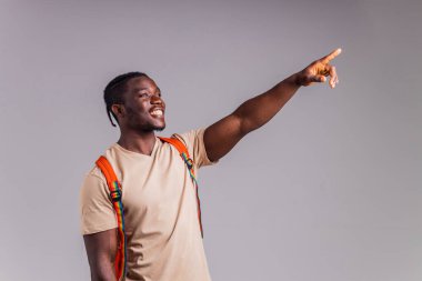 Stüdyoda tişörtünde gökkuşağı rozeti olan İspanyol öğrenci..