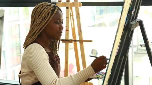 Молодой Африканский Студент Пирсингом Носа Перегородки Арт Студии — стоковое видео