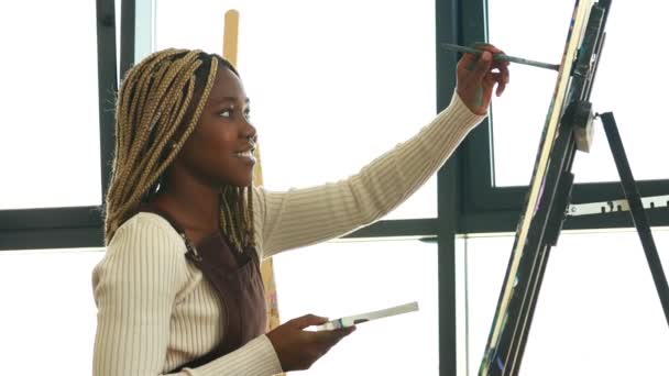 Joven Estudiante Africano Con Piercing Nariz Del Tabique Estudio Arte — Vídeos de Stock
