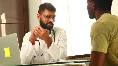 Dost canlısı doktor elleri hasta el desteği ve umut kavramı tutuyor..