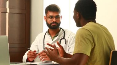 Afro-Amerikalı bir hastanın portresi. Muayene sırasında doktora belirtilerden bahsediyor..