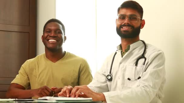 Dost Canlısı Doktor Elleri Hasta Desteği Umut Kavramı Tutuyor — Stok video