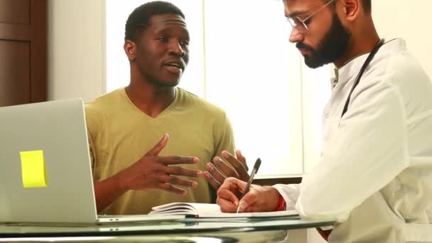 Doktor Erkek Hasta Daha Fazla Tedavi Için Ofis Danışmanlığında Konuşuyorlar — Stok video