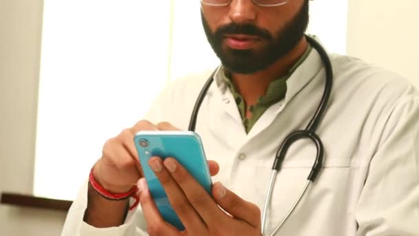 Dokter Indian Ceria Menggunakan Aplikasi Pada Ponsel Rumah Sakit — Stok Video