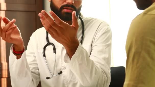 Amical Médecin Mains Tenant Patient Main Soutien Espoir Concept — Video
