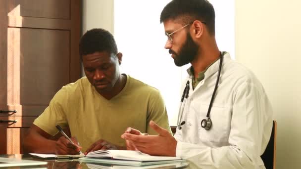 Médecin Thérapeute Indien Manteau Blanc Consultant Patient Soutien Dans Hôpital — Video