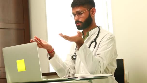Portrait Médecin Indien Parlant Patient Ligne Sur Ordinateur Portable Consultation — Video