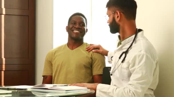 Arts Mannelijke Patiënt Gesprek Kantoor Voor Verdere Behandeling — Stockvideo