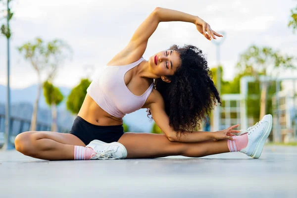 Fit Sporty Young Latin Hispanic Woman Doing Stretching City Park Rechtenvrije Stockafbeeldingen