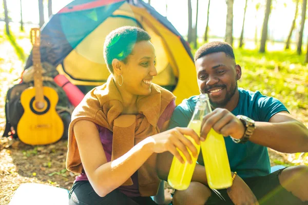 Dois Povos Americanos Africanos Felizes Amor Que Passa Tempo Livre — Fotografia de Stock