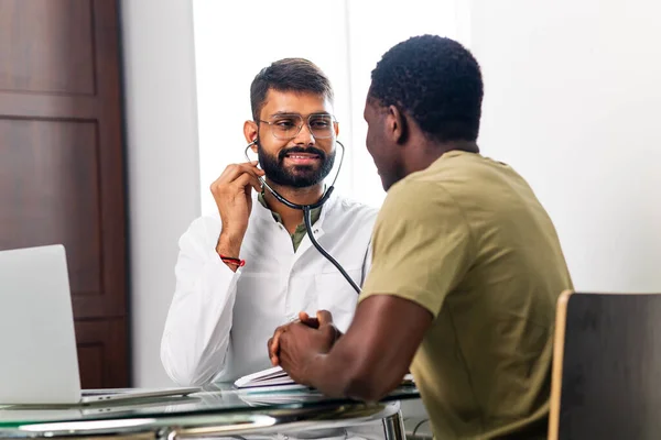 Lekarz Pacjent Rozmawiający Podczas Konsultacji Biurze Celu Dalszego Leczenia — Zdjęcie stockowe