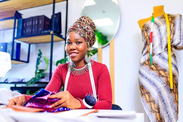 Афроамериканська Жінка Працює Кольоровими Зразками Вибору Нової Колекції Одягу — стокове фото