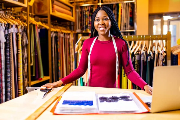 Authentieke Etnische Afrika America Sellerwoman Werken Winkel Stockafbeelding