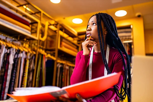 Mörkhyad Affärskvinna Säljare Som Arbetar Textilbutik — Stockfoto