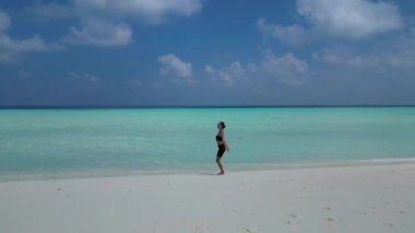 Kadın, Maldivler plaj manzarasında nefes almak ve sakinleşmek için yoga yapıyor. .