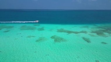 Çarpıcı mavi okyanus aeral manzaralı turist yatı okyanus eğlencesi ve Maldivler 'de tatil yapıyor..