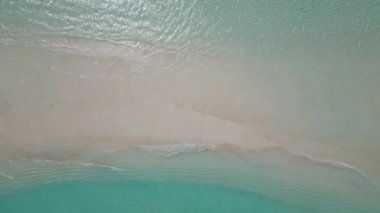 Çarpıcı mavi okyanus ve kumlu beyaz ada maldivleri üst drone aeral görünümü metin için terk edilmiş gizli plaj kopyalama alanı.