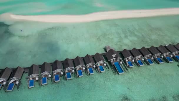 令人叹为观止的蓝色海洋和沙质的白色岛屿不法之徒俯瞰水面上的豪华酒店 — 图库视频影像