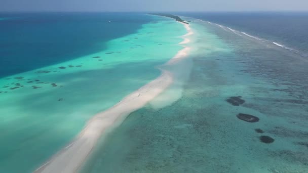 令人惊艳的蓝色海洋和沙质的白色岛屿不法之徒俯瞰荒芜的隐蔽海滩 — 图库视频影像