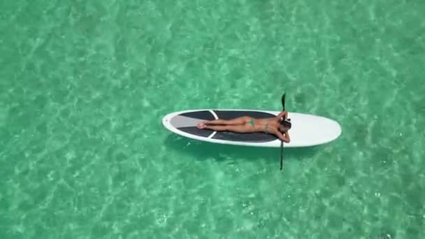 Widok Lotu Ptaka Białą Burtę Turkusowych Wodach Malediwów — Wideo stockowe