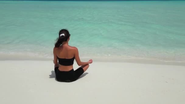 Жінка Яка Займається Йогою Щоб Дихати Заспокоюватися Пляжі Мальдівів — стокове відео