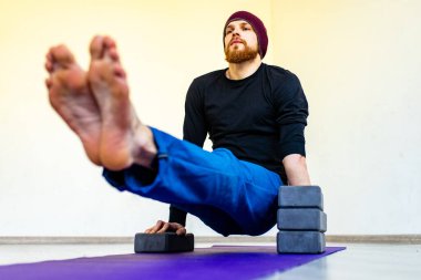 Yakışıklı adam ısınıyor ve evde antrenman yapıyor..