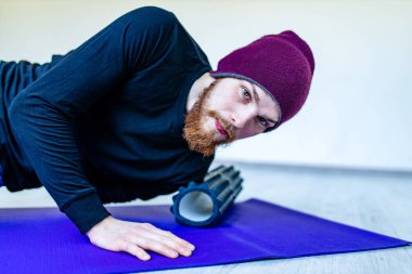 Sağlıklı yaşam tarzı kavramı - evde egzersiz yapan adam.