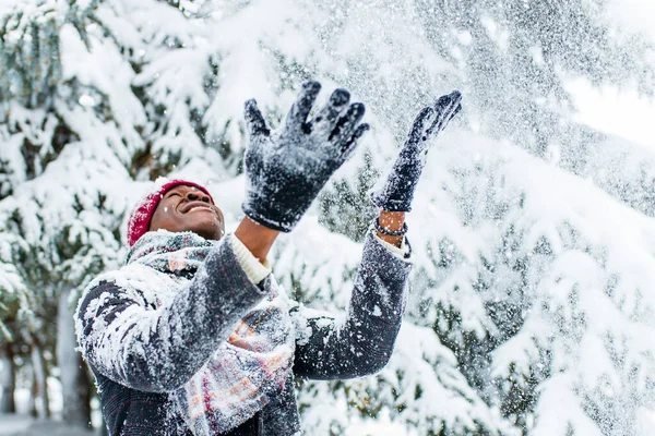 Afrykański Amerykanin Śnieżnym Lesie Zimowym Płatkami Śniegu Spadającymi Świerku Jodły — Zdjęcie stockowe