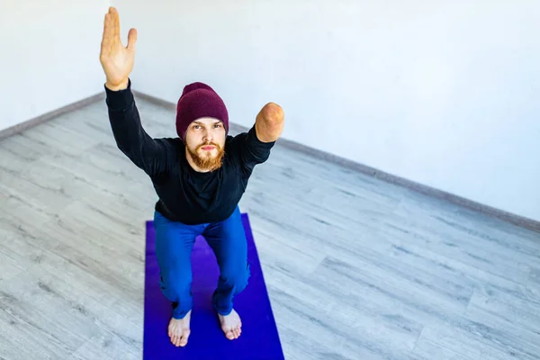 Amputerade Handiort Ung Man Gör Yogaövningar Inomhus — Stockfoto