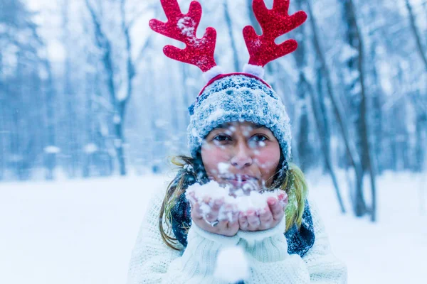 Szczęśliwy Indian Kobieta Zabawy Ciesząc Się Pierwszy Śnieg Nosić Zabawy — Zdjęcie stockowe